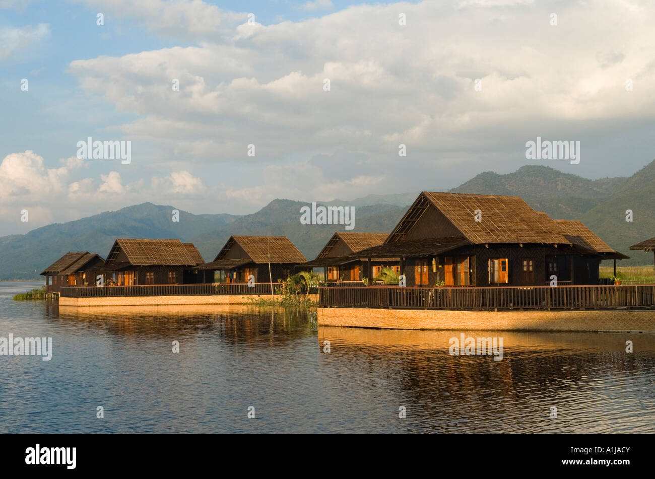 Inle See-Myanmar-Burma-Tourist Hotel-komplex in der See-Zugang nur mit dem Boot gebaut Stockfoto