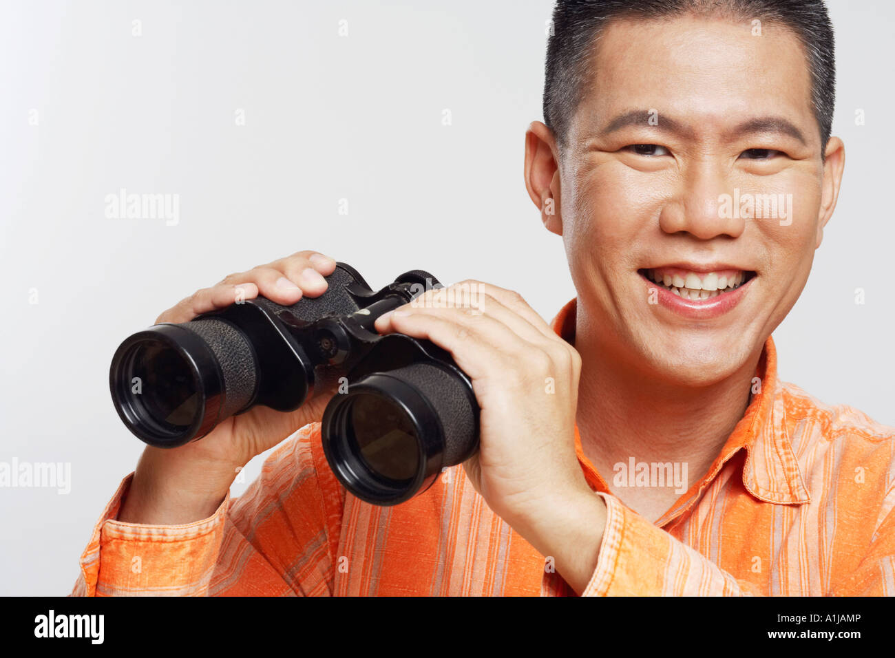 Porträt eines Mitte erwachsenen Mannes Fernglas halten und Lächeln Stockfoto