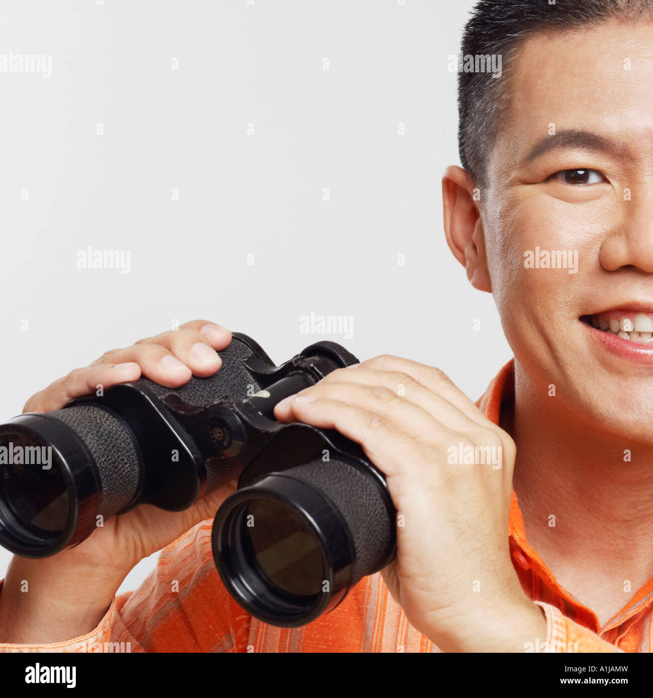 Porträt eines Mitte erwachsenen Mannes Fernglas halten und Lächeln Stockfoto