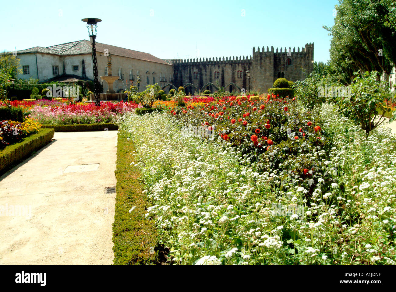 Gärten hinter der Garten von Santa Barbara du siehst die mittelalterlichen Mauern der Erzbischöfe Palace Braga Nord Portugal Stockfoto