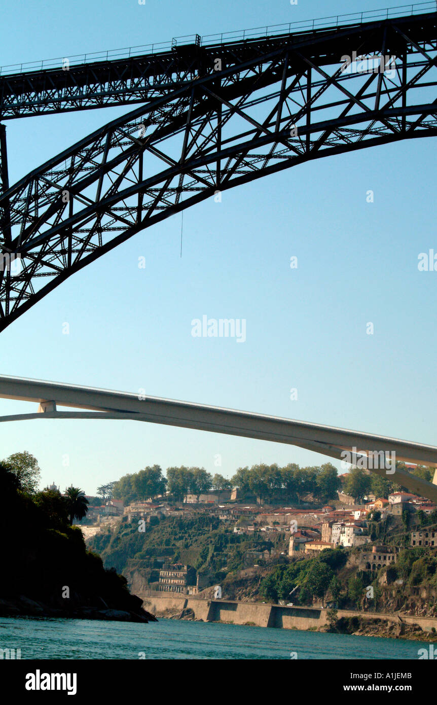 Maria-Pia-Brücke im Hintergrund ist Ponte de S Joao Porto Portugal Stockfoto