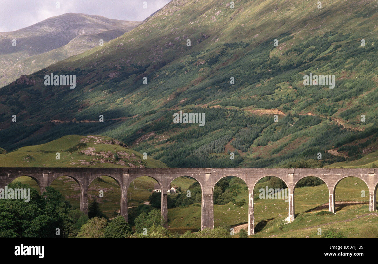Glenfinnan Eisenbahnviadukt auf der West Highland Line von Fort William nach Mallaig, ein iconic Meisterwerk in Schottland. Bildnachweis: Malcolm Park Stockfoto