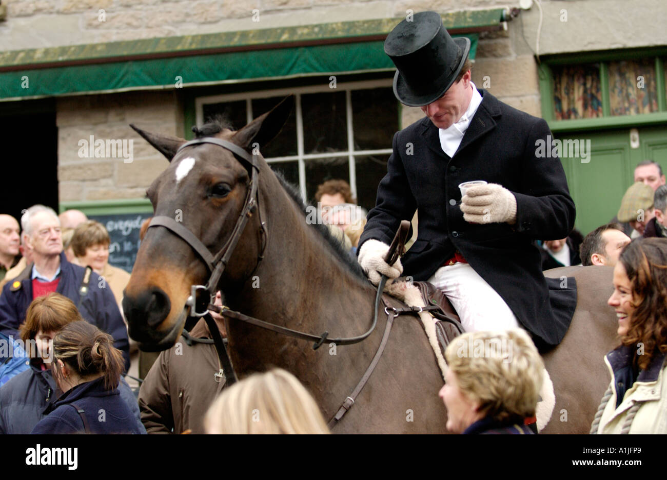 Golden Valley Jagd montieren auf dem Stadtplatz Uhr im Heu auf Wye Powys Wales UK GB für die Jahrestagung Boxing Day Stockfoto