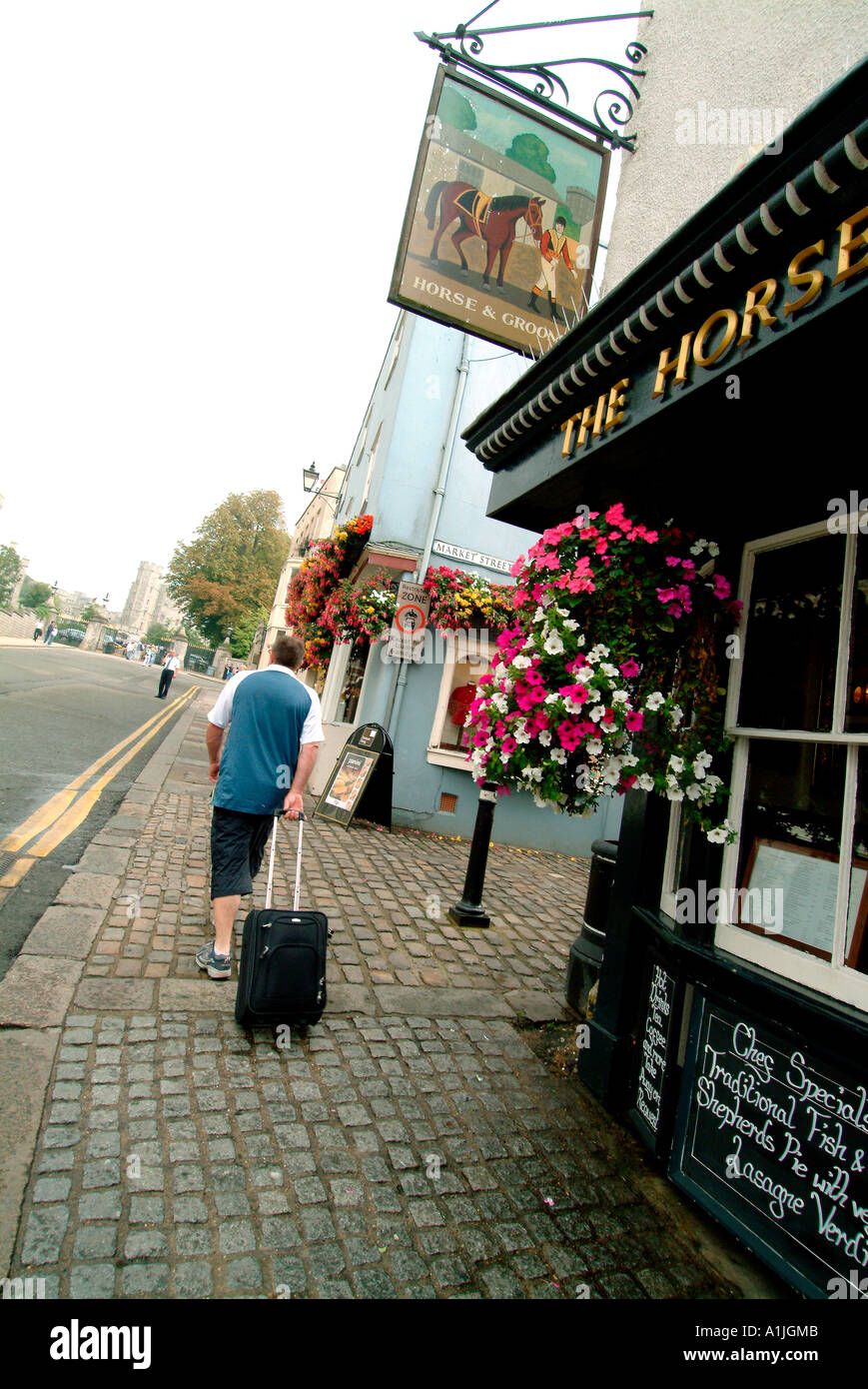 Ein Reisender geht vorbei an der Pferd und Bräutigam Pub in Windsor England Stockfoto
