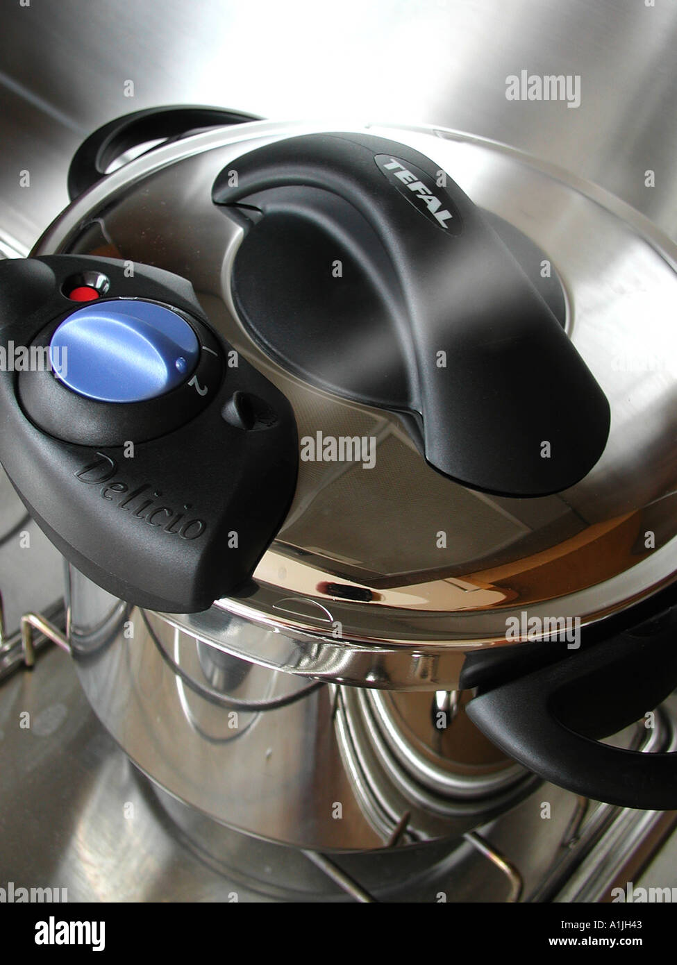 Verwenden einen Schnellkochtopf Stockfoto