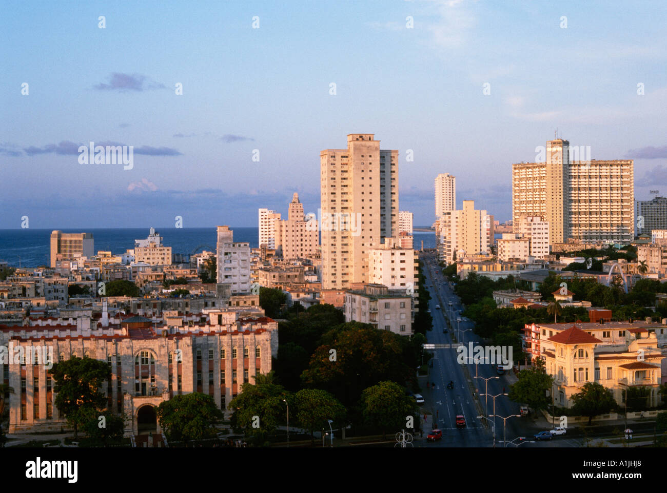 Havanna-Kuba-Blick auf Hochhäuser & breiten Boulevards von Vedado Stockfoto