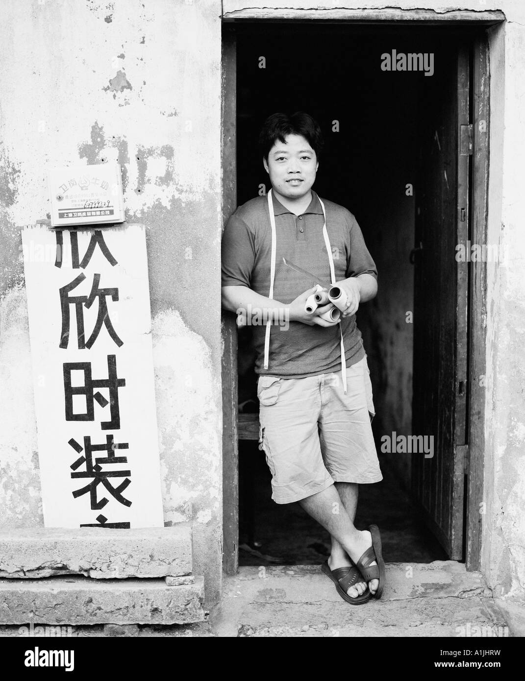 Porträt eines jungen Mannes, der eine Tür gelehnt Stockfoto