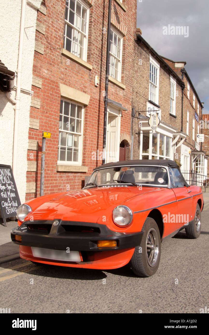 mg b Roadster Morris Garagen britische Sportwagen-Klassiker schnellen Spaß wünschenswert Austin Rover Autos weichen Top british Leyland Autobauer Stockfoto