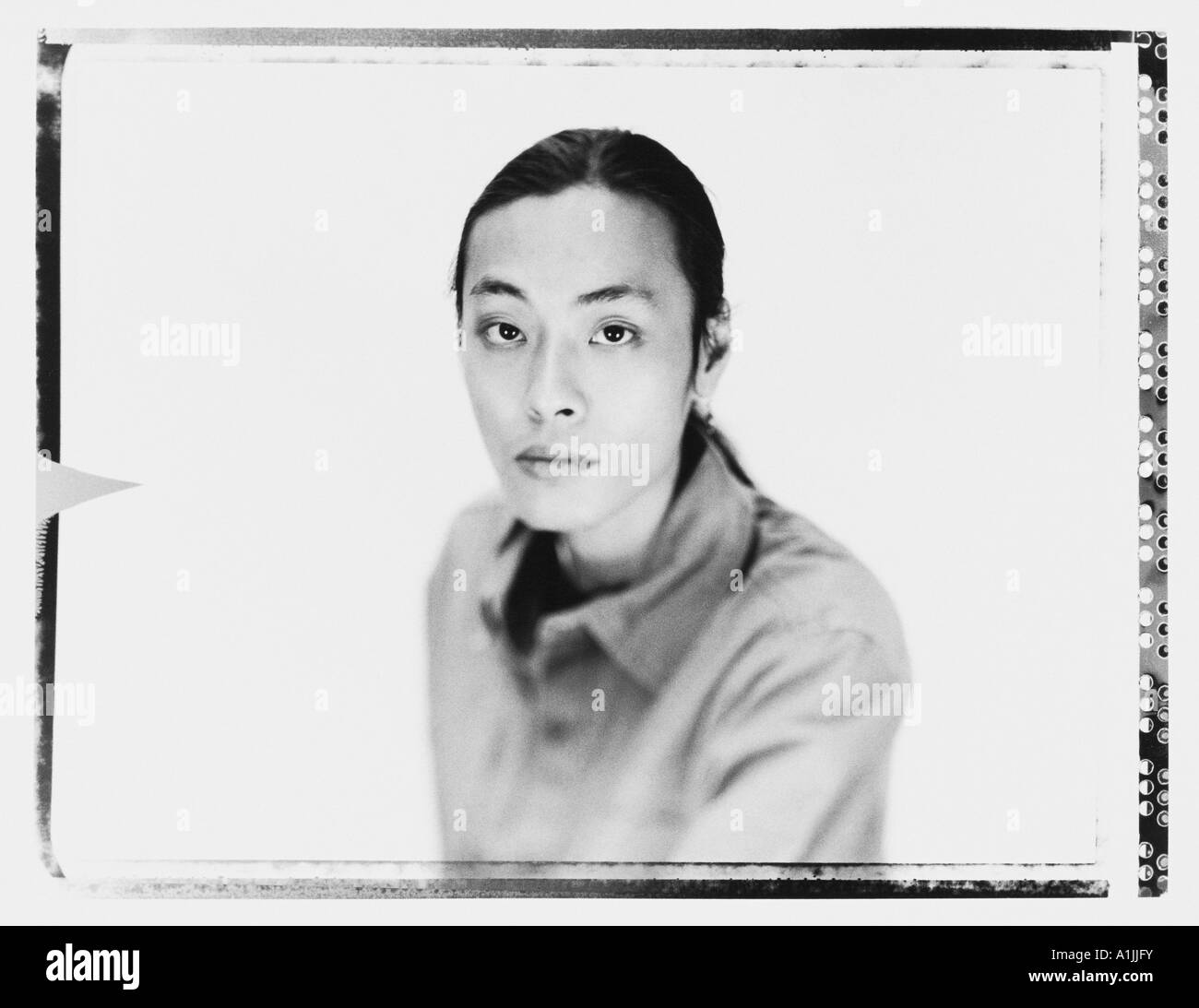 Porträt einer jungen Frau, die auf der ernsthaften Suche Stockfoto