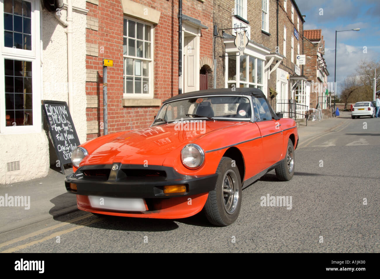 mg b Roadster Morris Garagen britische Sportwagen-Klassiker schnellen Spaß wünschenswert Austin Rover Autos weichen Top british Leyland Autobauer Stockfoto