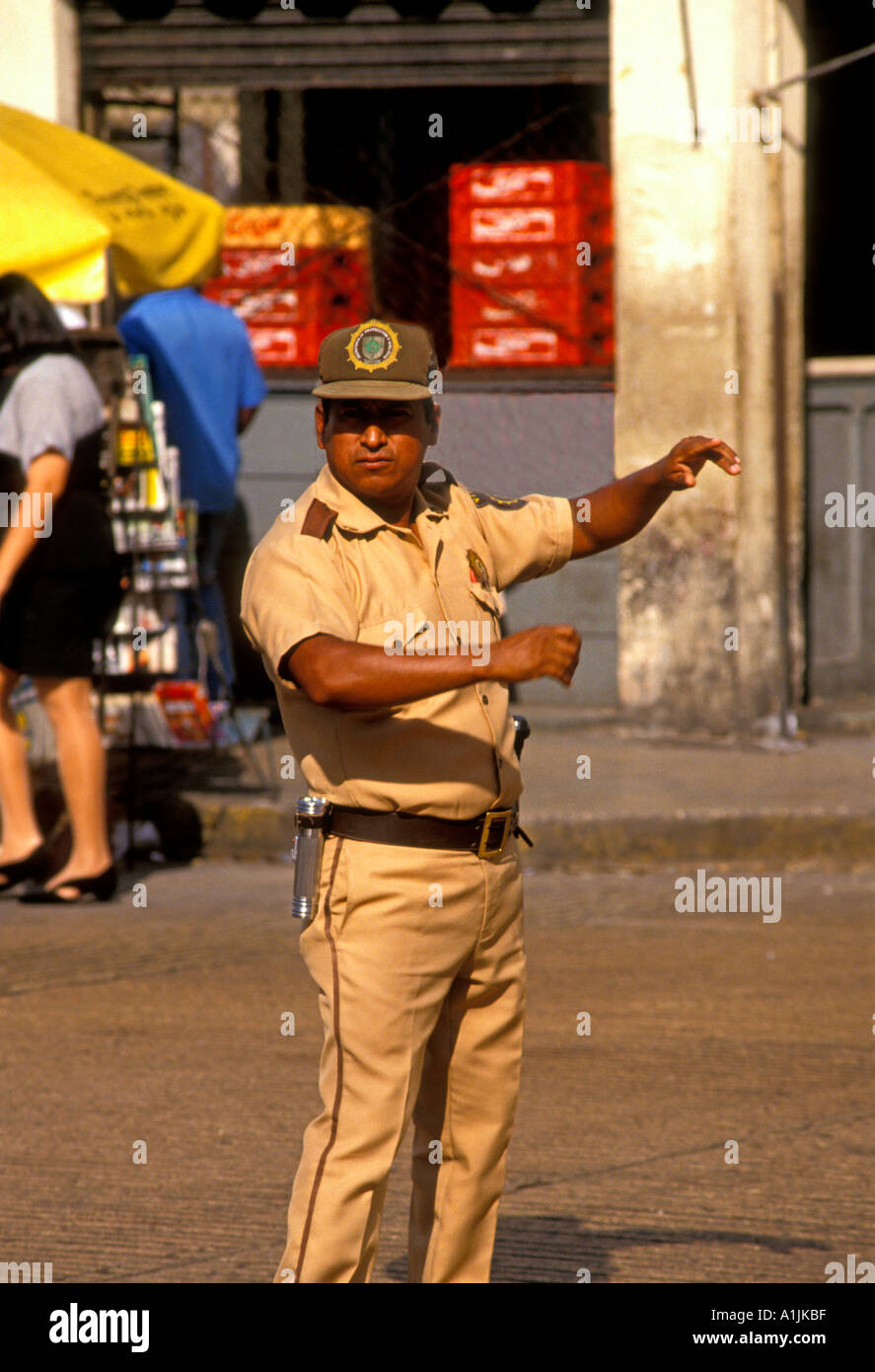 1, 1, mexikanischer Polizist, Mexikanische, Polizist, Transit Polizei, Richtung des Verkehrs, erwachsenen Mann, Stadt Merida, Yucatan, Halbinsel Yucatan, Mexiko Stockfoto