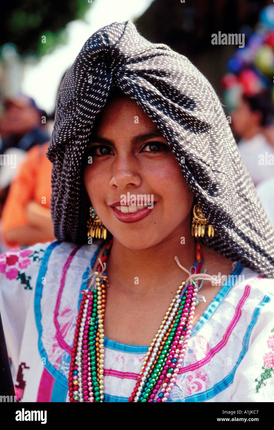 1, 1, mexikanische Frau, junge Frau, kostümierte Tänzer, Tänzerin, Guelaguetza Festival, Oaxaca, Oaxaca de Juárez, Oaxaca, Mexiko Stockfoto