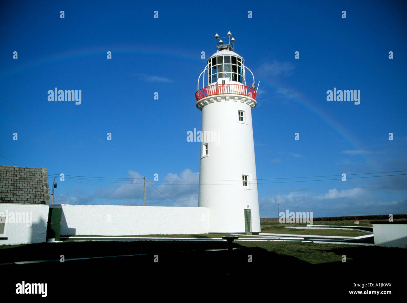 irische west Küste Leuchtturm mit Regenbogen gegen blauen Himmel, Schönheit in der Natur, Stockfoto