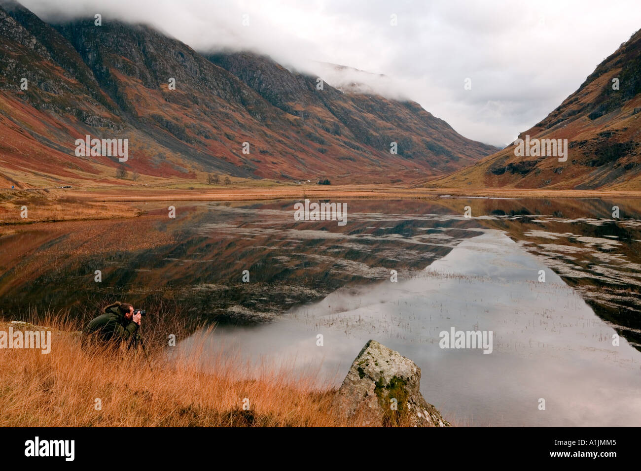 FOTOGRAF BEI DER ARBEIT IN GLENCOE-SCHOTTLAND Stockfoto