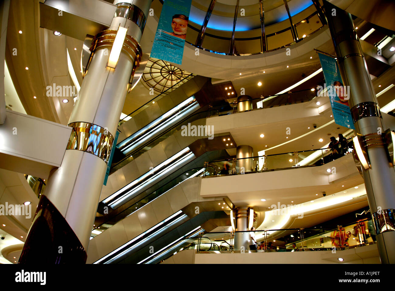 Treppen in einem großen asiatischen Einkaufszentrum Stockfoto