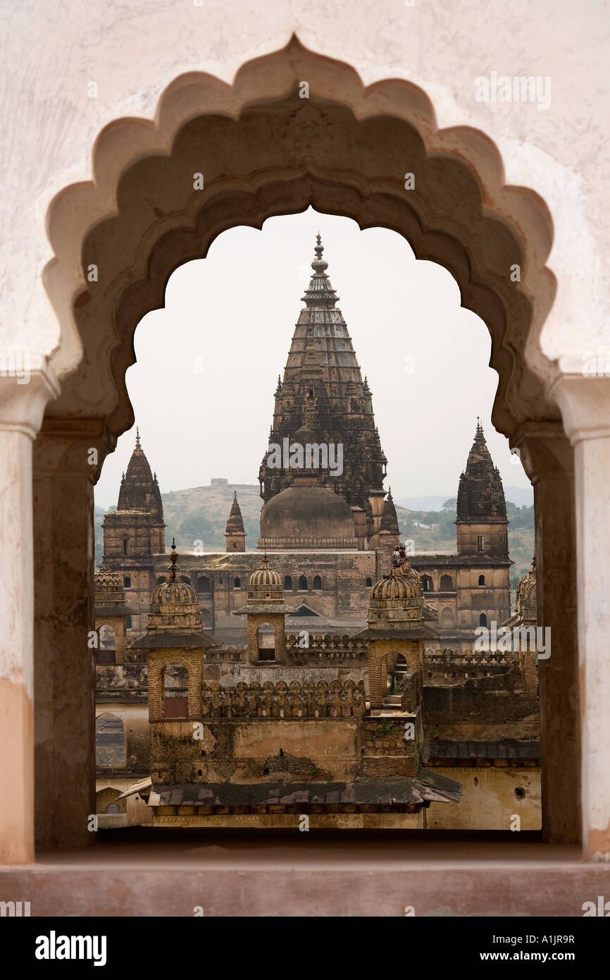 Das Raj Mahal betrachtet durch ein Fenster in das Jahangiri Mahal in Orchha in Madhya Pradesh Region von zentralem Indien Stockfoto