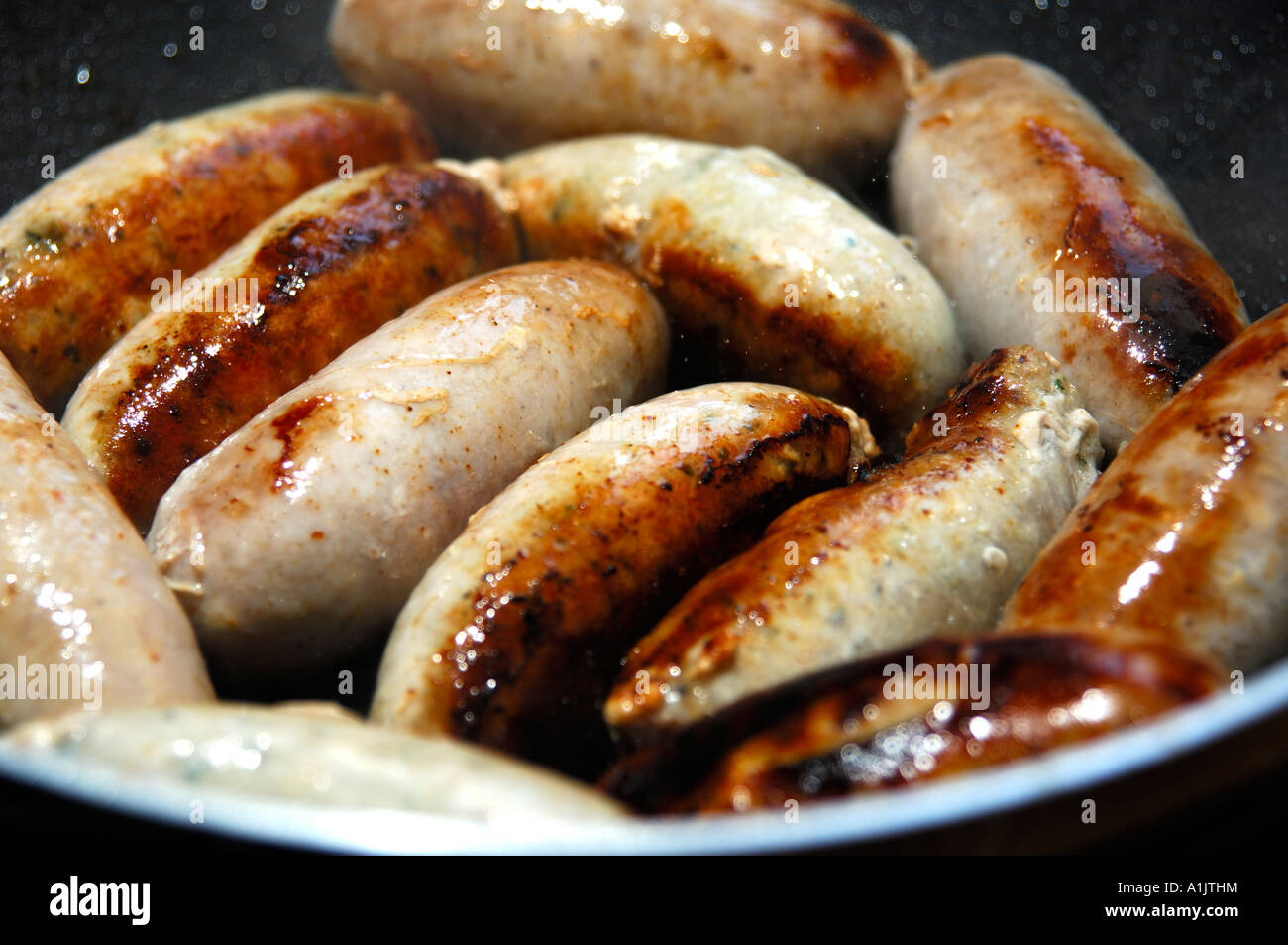 Dicke Bratwurst Braten in einer Pfanne Stockfotografie - Alamy