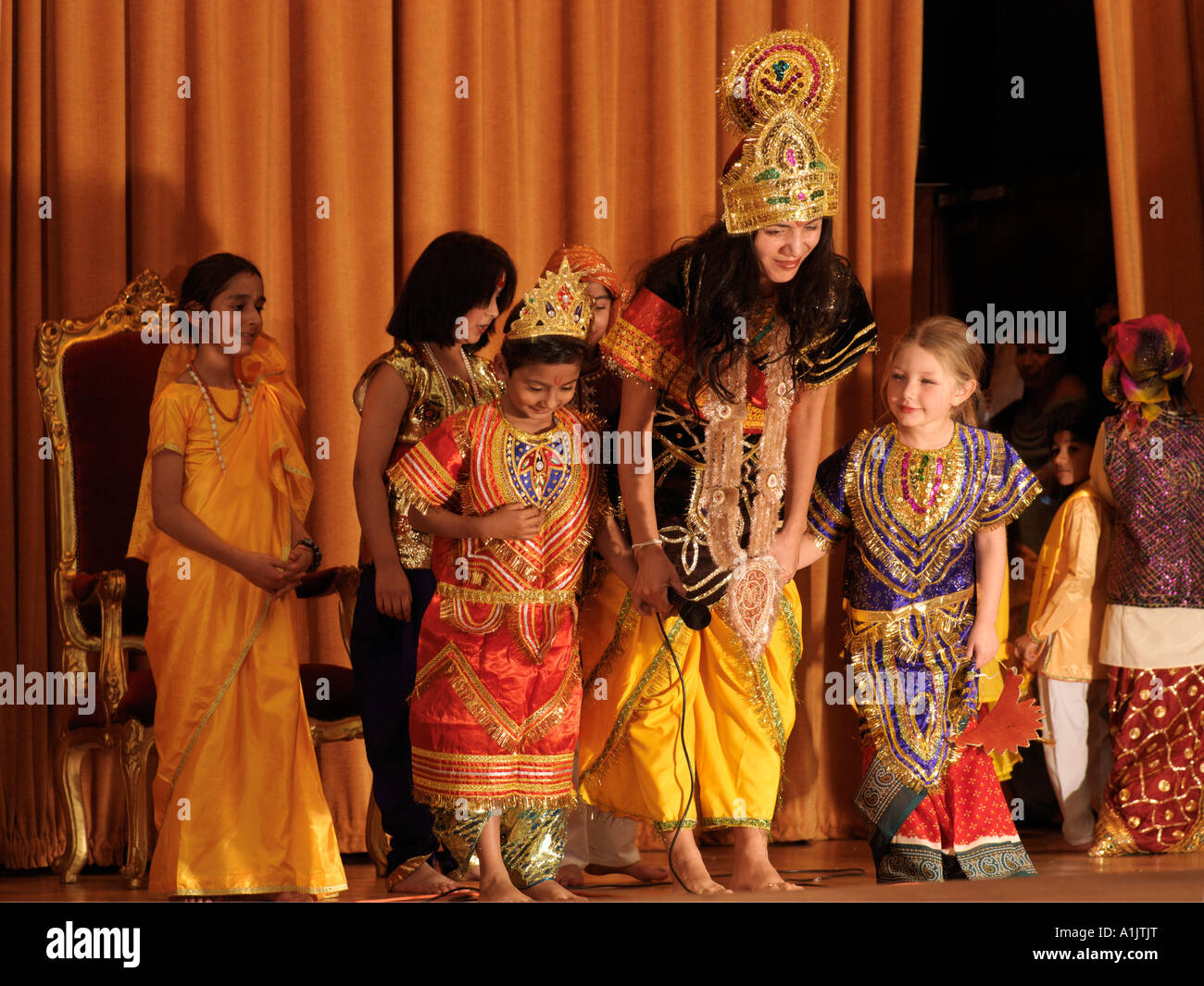 Kinder, die einen Bogen nach der Durchführung Teil des Ramayana an Diwali Feiern Wandsworth Town Hall London England Stockfoto