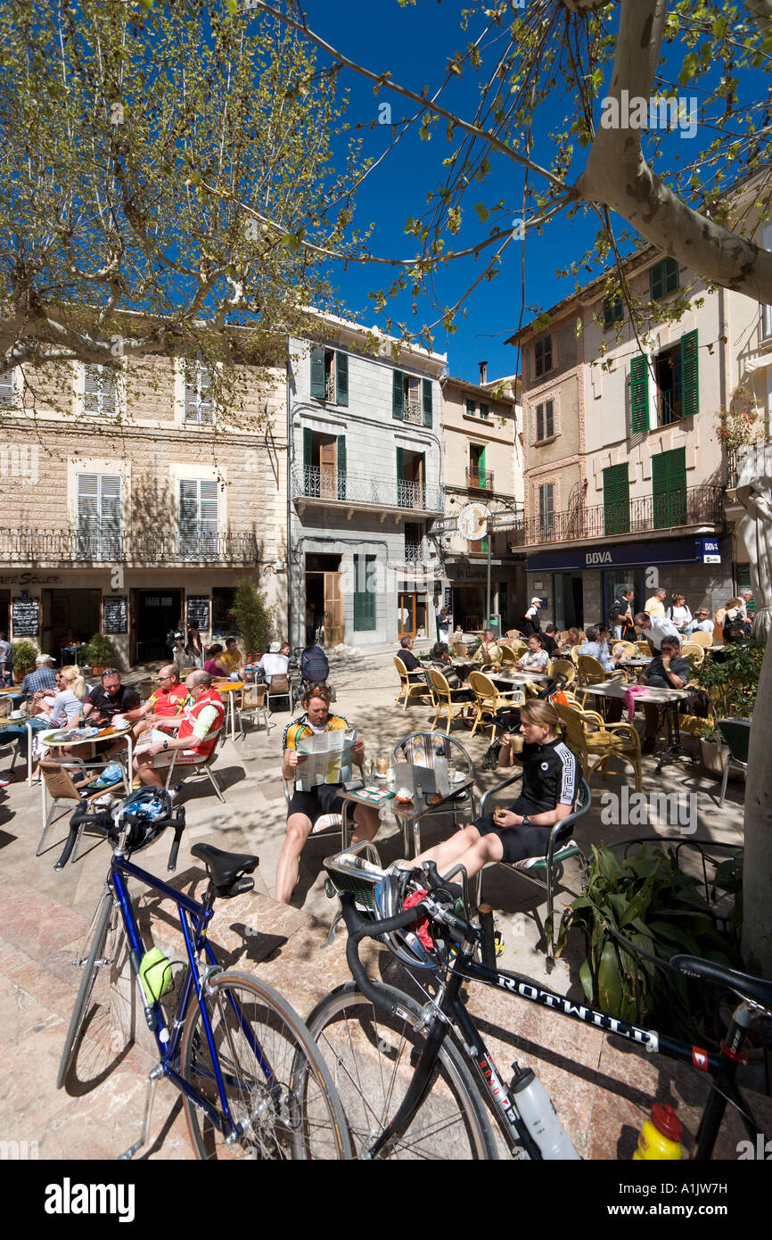 Radfahrer vor einem Café in der Hauptplatz (Placa De La Constitucio), Soller, Westküste, Mallorca, Balearen, Spanien Stockfoto
