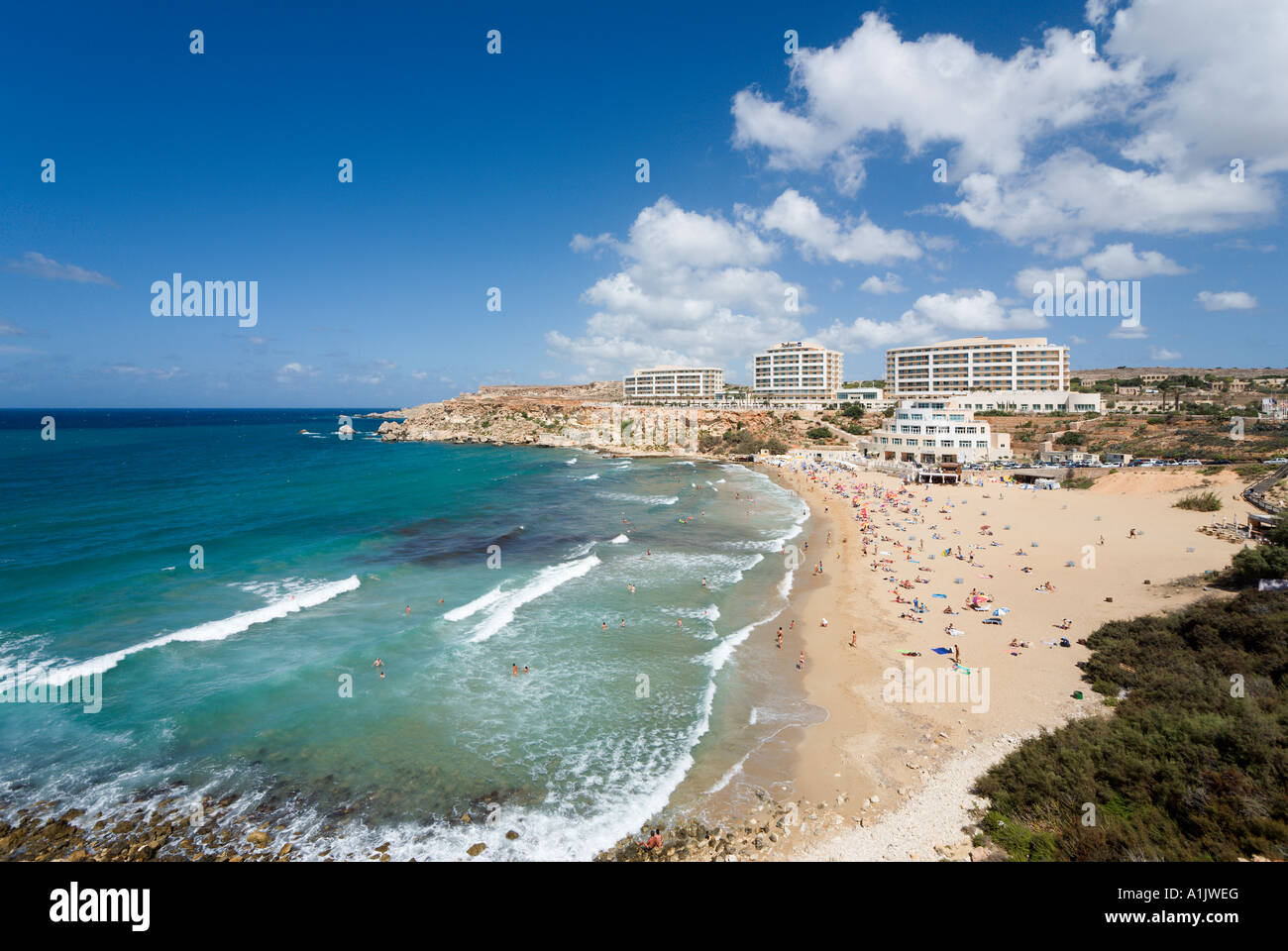Strand und Radisson SAS Golden Sands Resort &amp; Spa, Malta Golden Bay Stockfoto