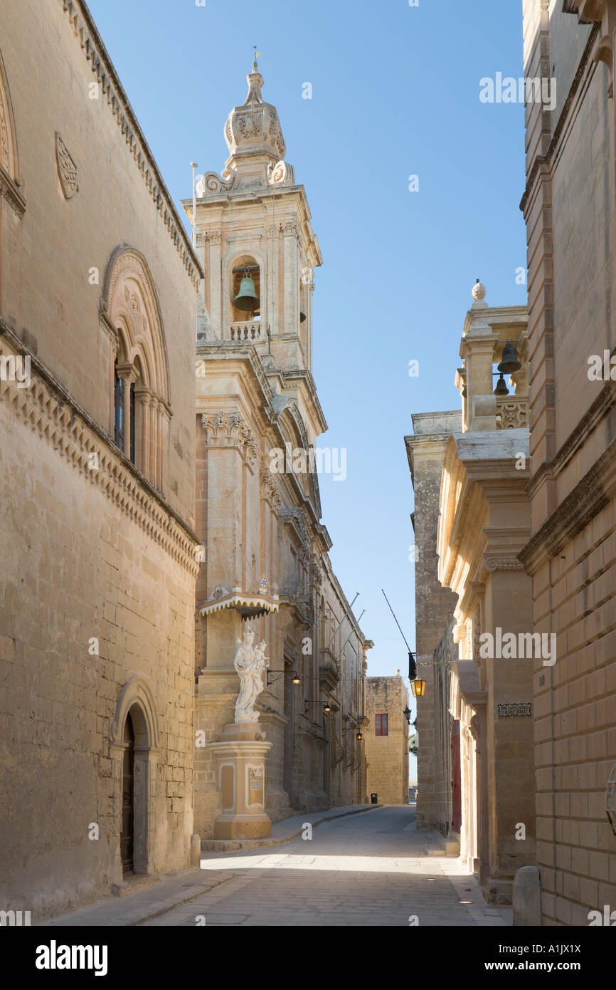 Typische Straße in die mittelalterlichen Mauern umgebene Stadt Mdina (einst Hauptstadt der Insel), Malta Stockfoto