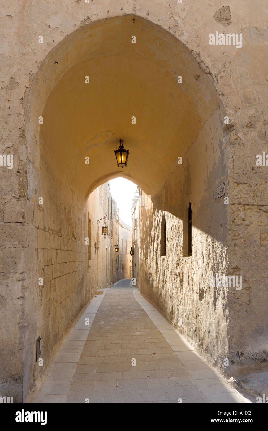 Typische Straße in die mittelalterlichen Mauern umgebene Stadt Mdina (einst Hauptstadt der Insel), Malta Stockfoto