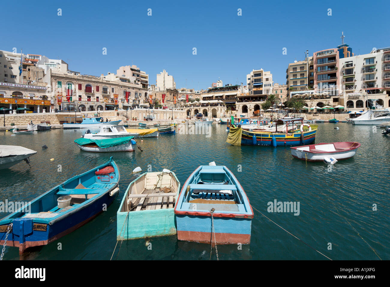 Hafen und direkt am Meer, St. Julians, Malta Stockfoto