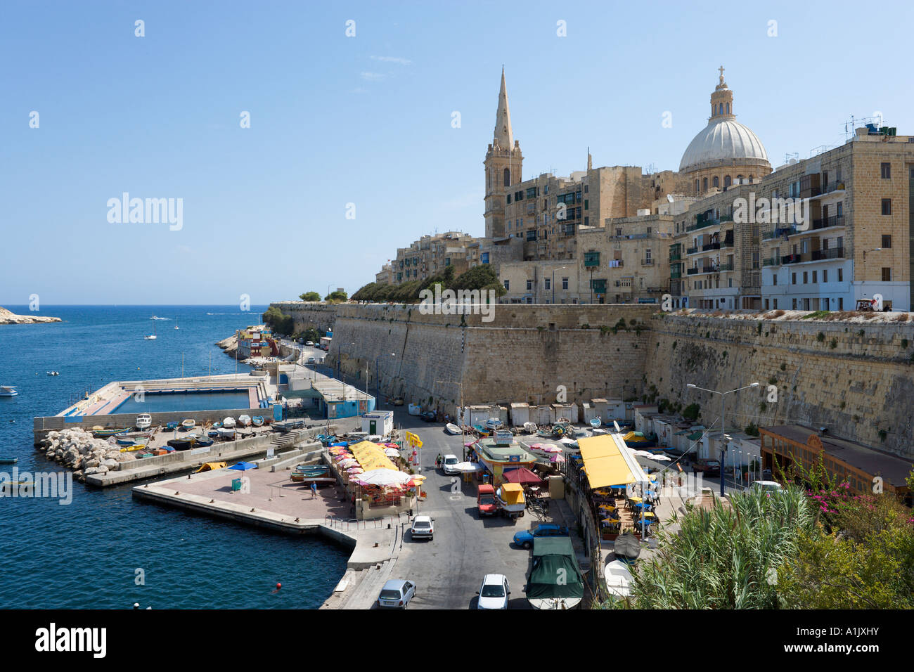 Direkt am Meer mit Blick auf die Altstadt mit der Kuppel der Karmeliterkirche, Valletta, Malta Stockfoto