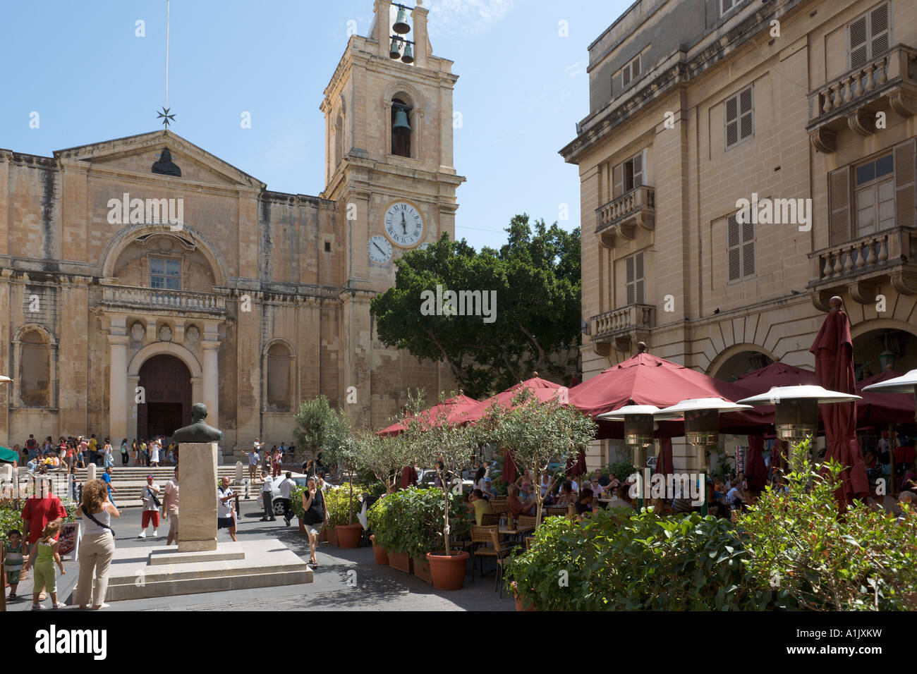 Restaurant und St. Johns Co-Kathedrale, St Johns Square, Valletta, Malta Stockfoto