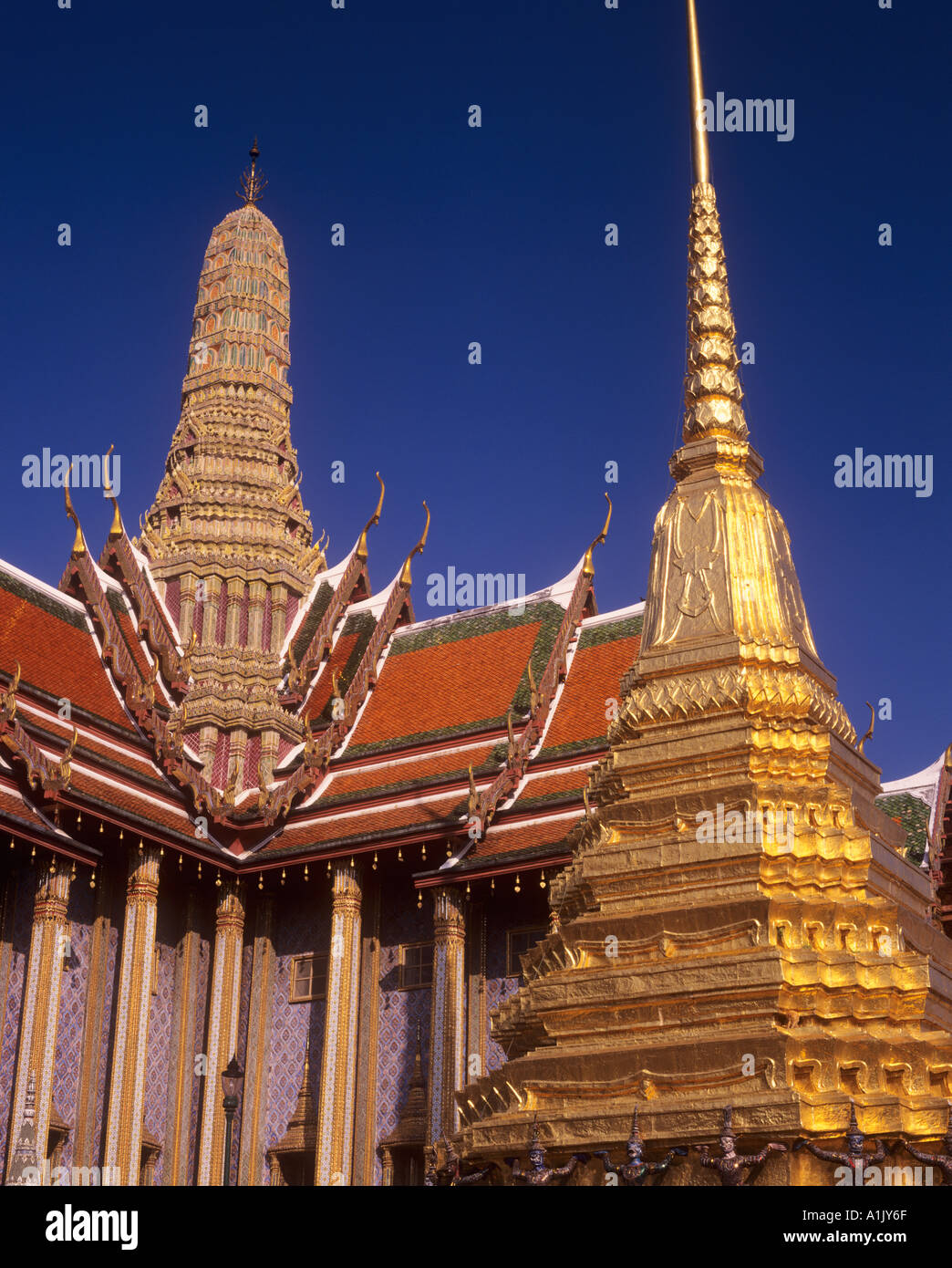 Grand Palace Komplex Wat Phra Kaeo königliches Pantheon und goldenen Chedi Bangkok Thailand Stockfoto