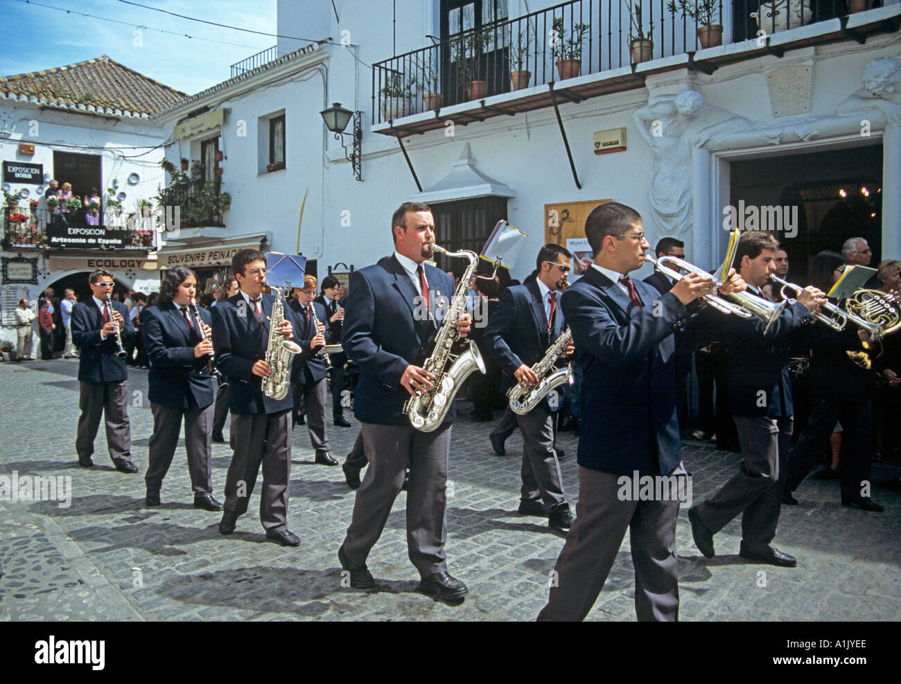 MIJAS COSTA DEL SOL Spanien Europa April The Municipal Band führt die Parade der jährlichen Prozession Palmsonntag in der Karwoche Stockfoto