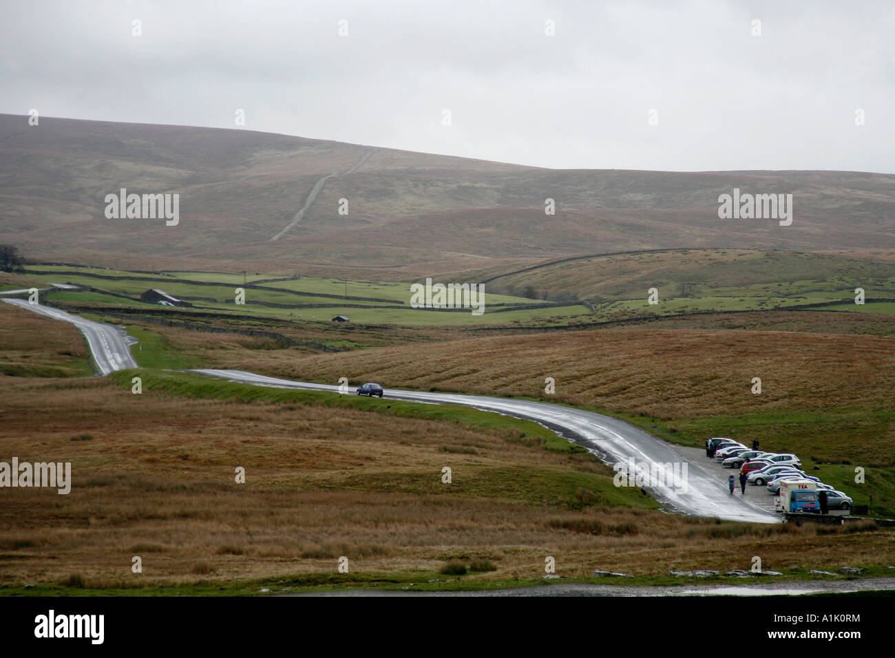 Die Straße von Ingleton nach Hawes bei Ribblehead mit Cam fiel hinter Stockfoto