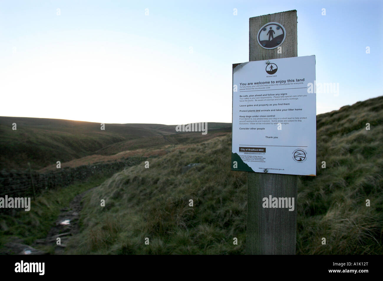 Ein rechts-Roam-Zeichen im Bronte Moor Stockfoto
