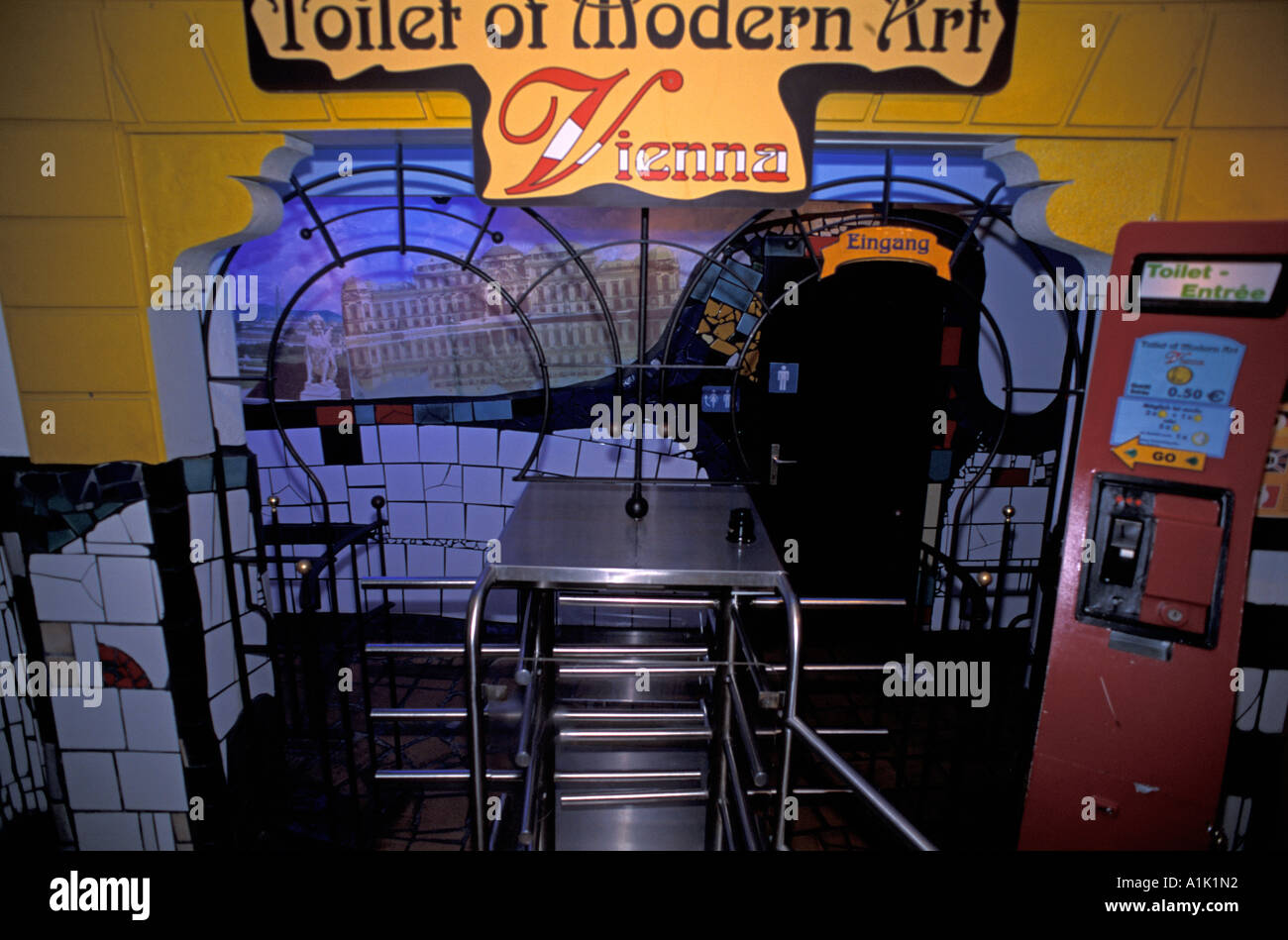 Toilette der modernen Kunst im Hundertwasser-Stil Wien Österreich Stockfoto