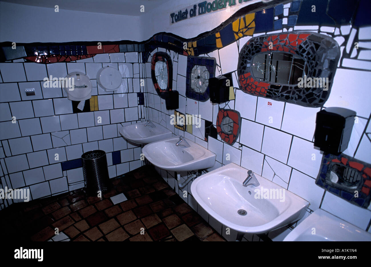 Toilette der modernen Kunst gebaut im Hundertwasser-Stil Wien Österreich Stockfoto