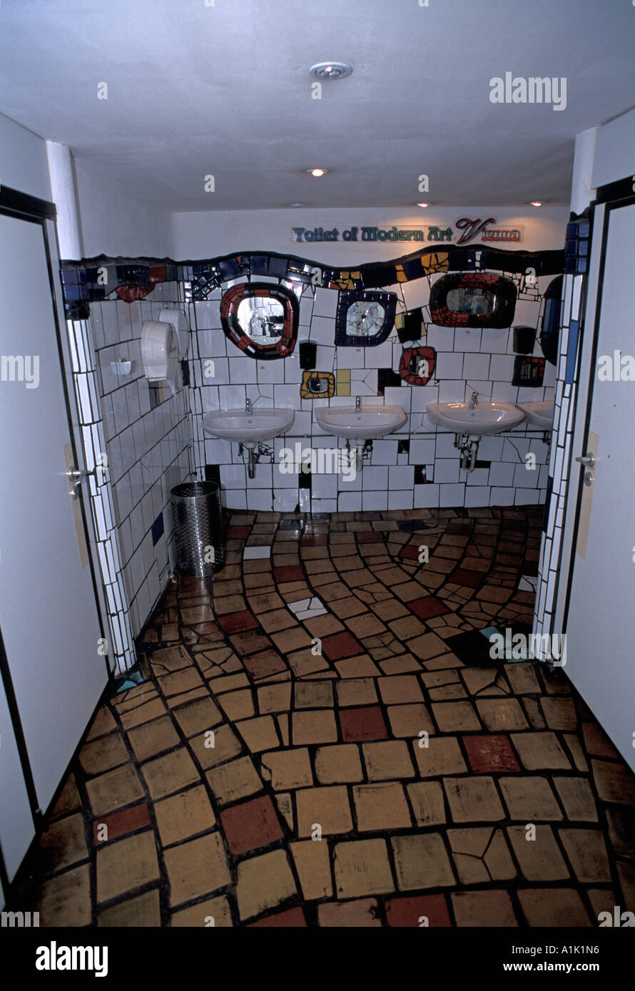 Toilette der modernen Kunst gebaut im Hundertwasser-Stil Wien Österreich Stockfoto