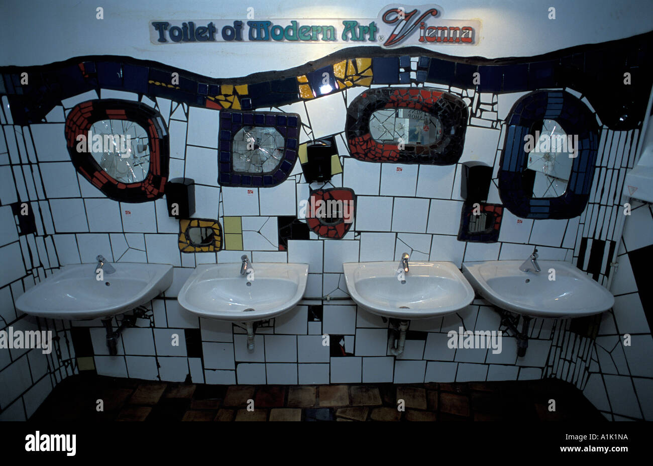 Toilette der modernen Kunst gebaut im Hundertwasser-Stil Wien Österreich Stockfoto