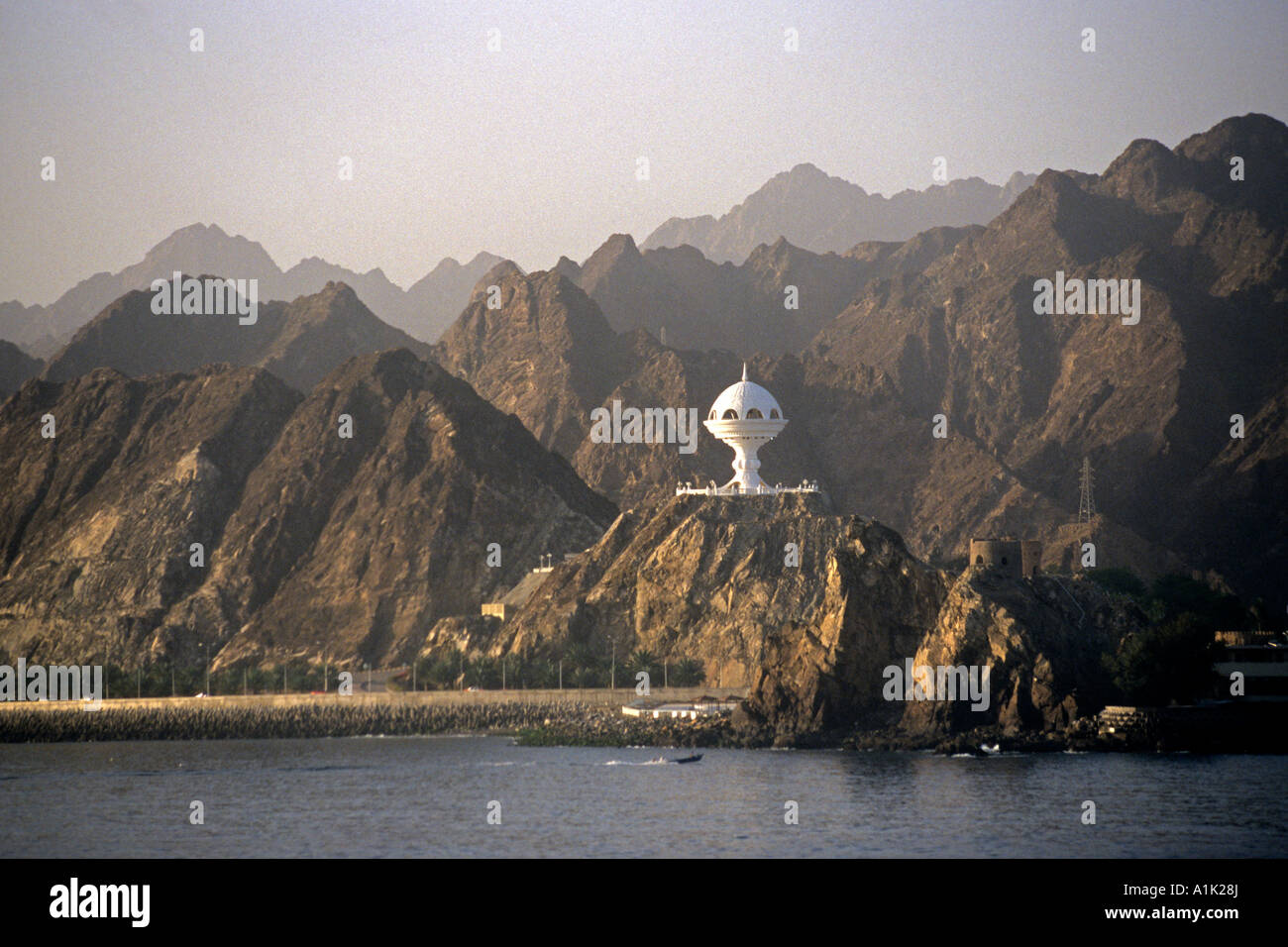 Eine Skulptur, Weihrauch sitzt auf einem schroffen Hügel in der Nähe von Muscat, Oman, einem der arabischen Golfstaaten. Stockfoto