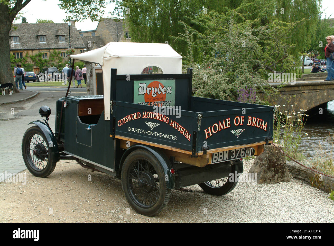 Alter LKW geparkt außen Cotswold Autofahren Museum Bourton auf dem Wasser Stockfoto