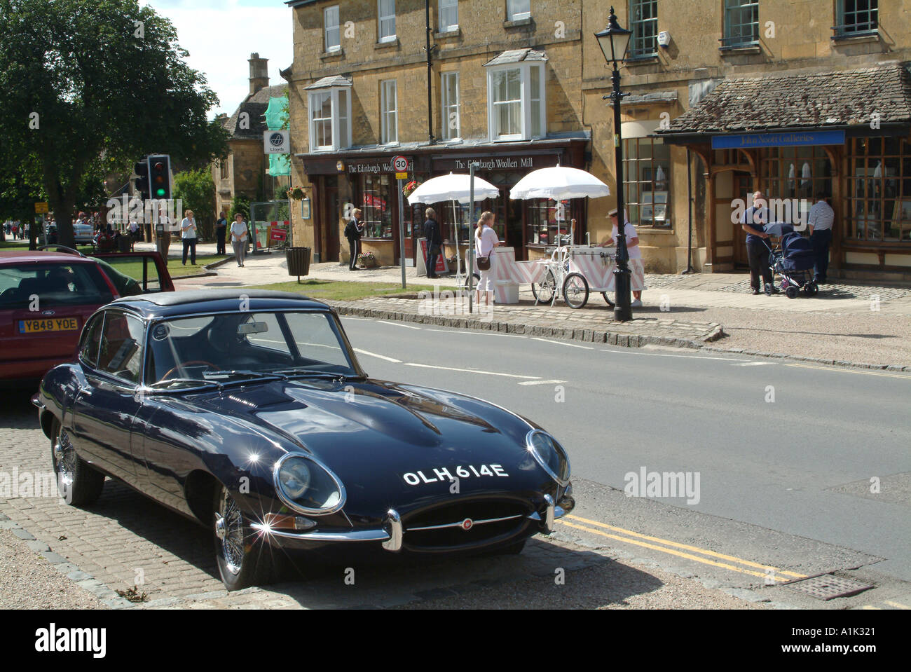 Alte klassische E-Type Jaguar geparkt in Hauptstraße Broadway Worcestershire Cotswolds England Vereinigtes Königreich UK Stockfoto