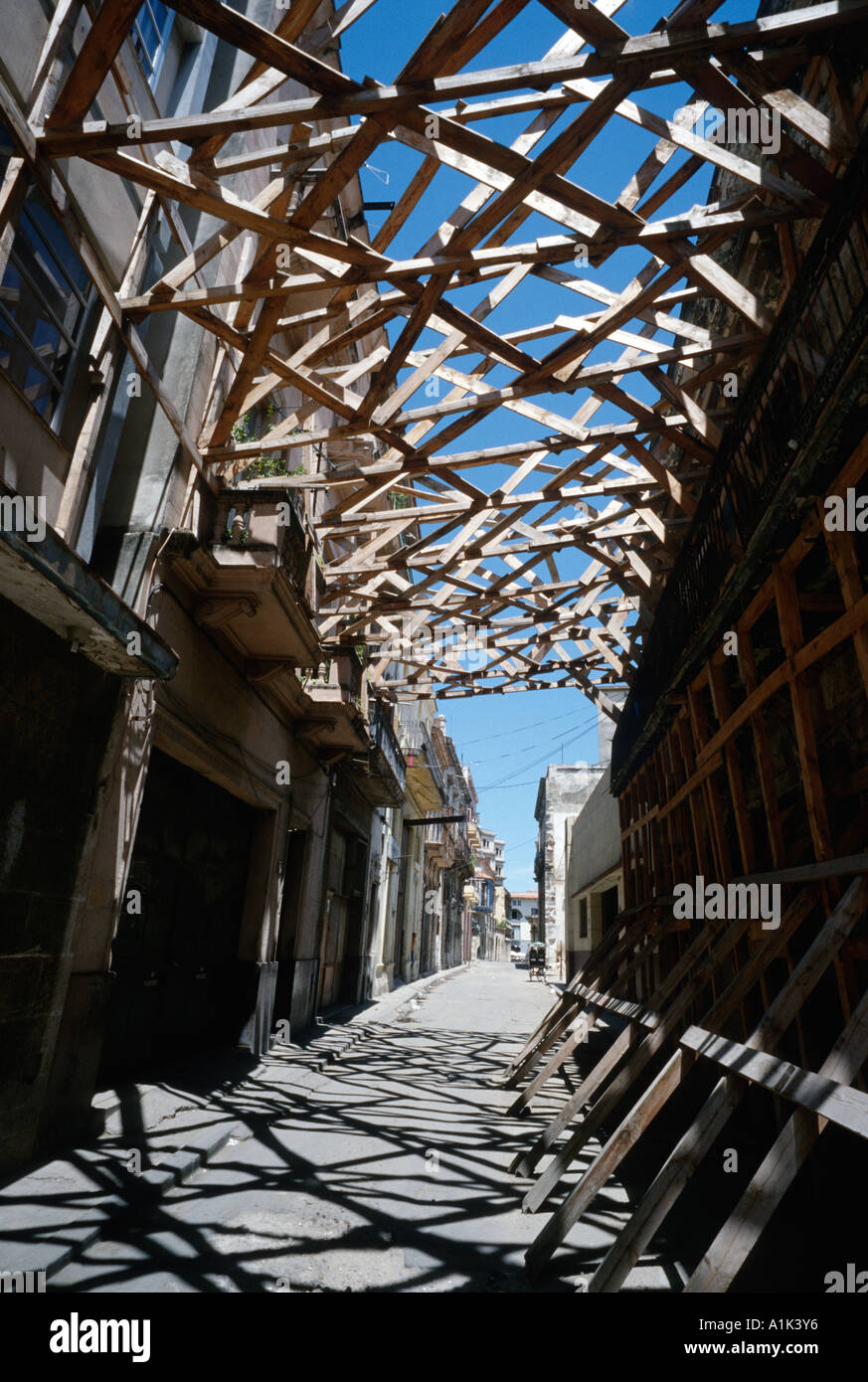 Havanna. Kuba. Hölzerne Gerüst Requisiten, Altbauten Havanna Vieja. Stockfoto