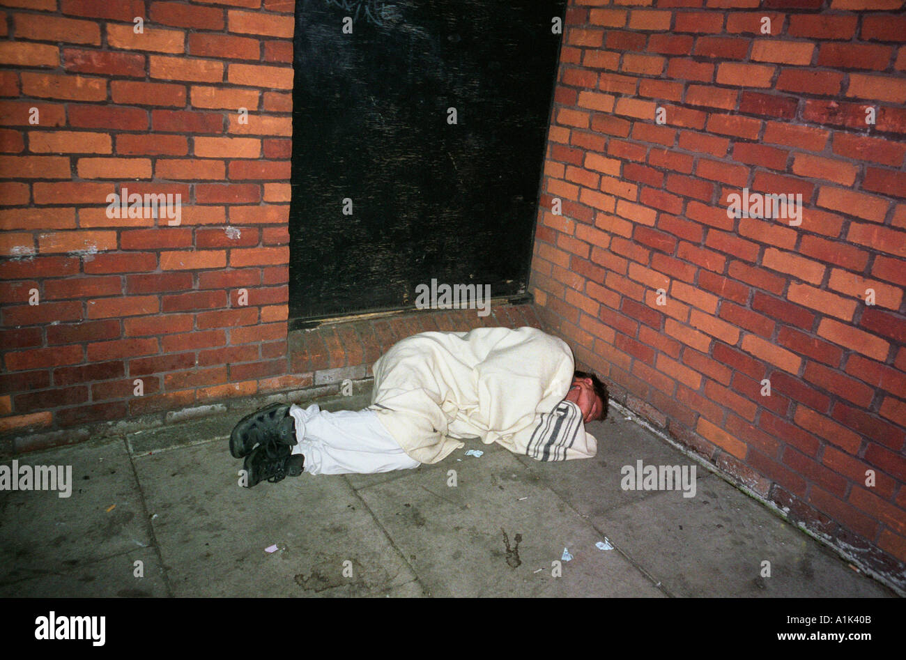 Obdachloser schlafen rau auf dem Bürgersteig in London. Stockfoto