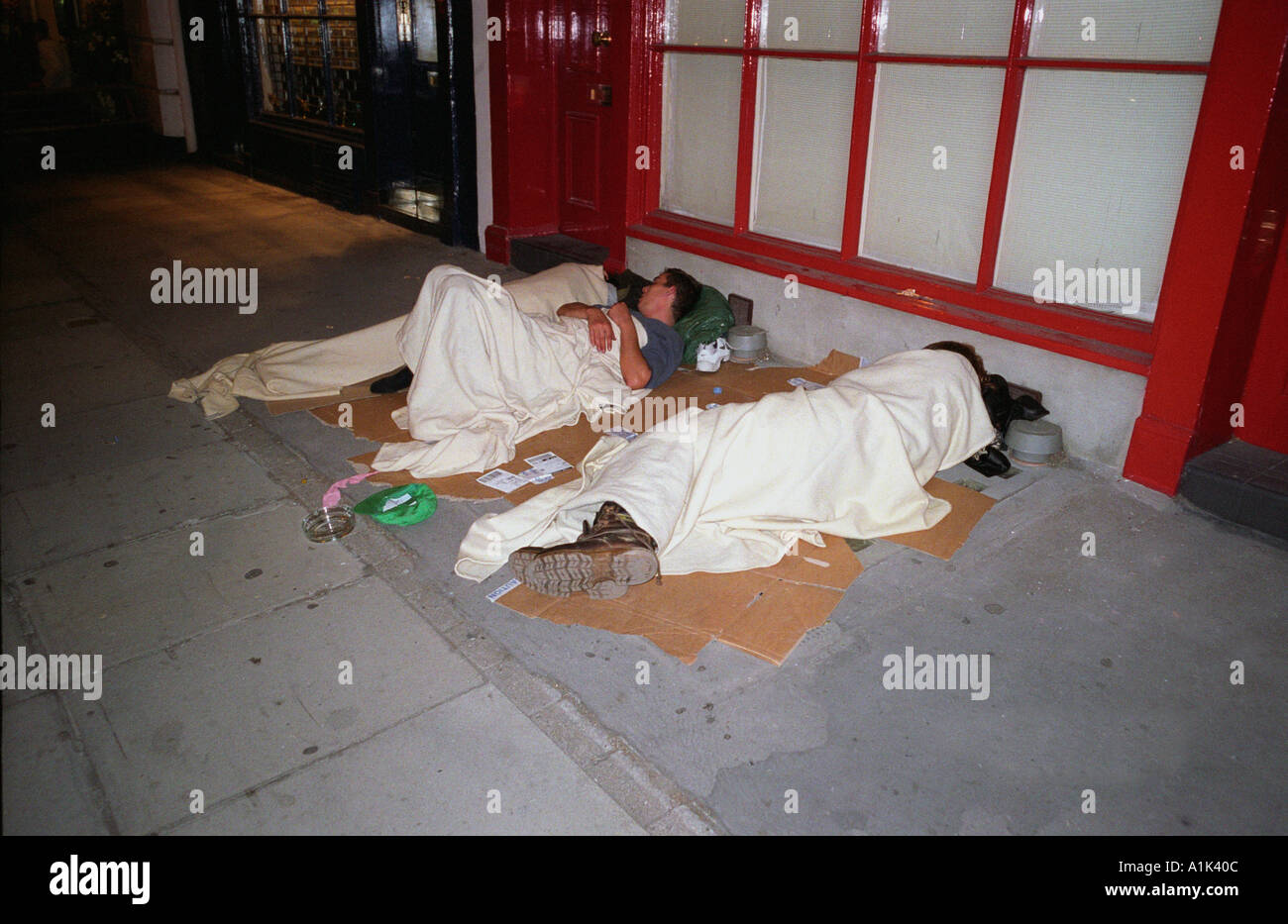 Obdachlose Menschen der Straße auf dem Bürgersteig in London. Stockfoto