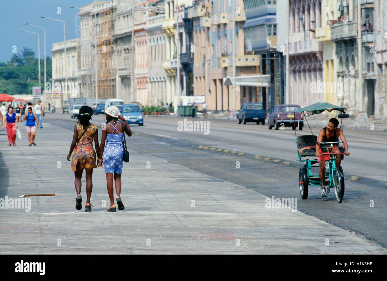 Havanna Kuba Mädchen Bummeln auf dem Malecon Stockfoto