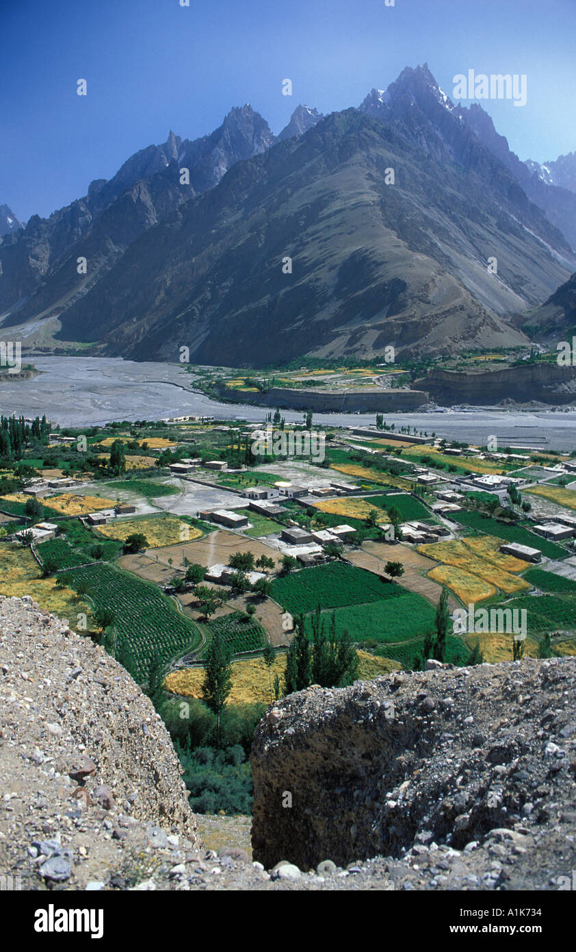 Ansicht der Sust, die umliegenden Wiesen und Berge nr Khunjerab Pass Karakorum Highway N Pakistan Stockfoto