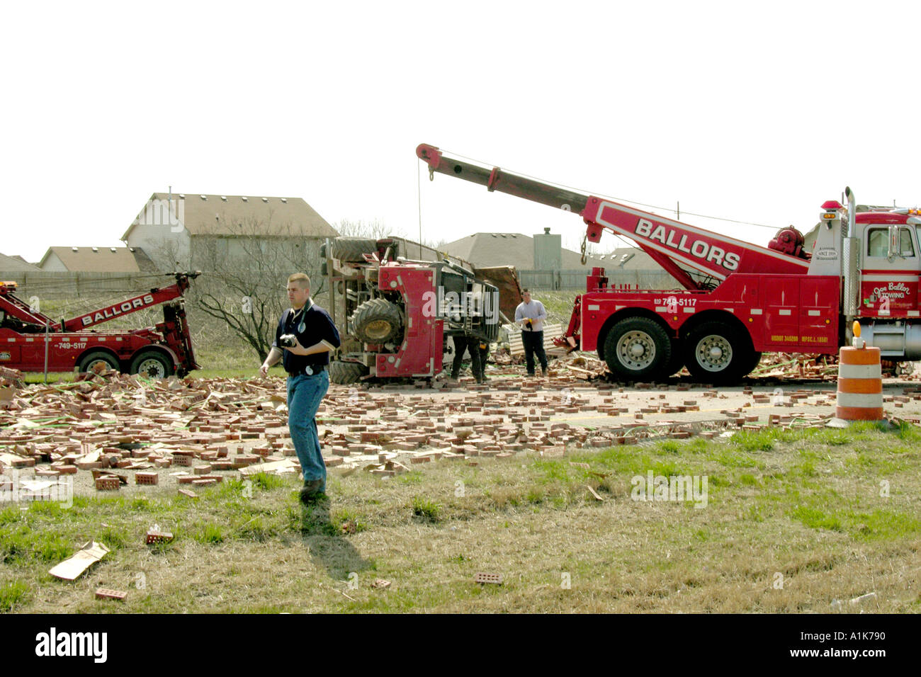 18 Rad halb Traktor Anhänger kippt auf Autobahn Verkehr blockiert Stockfoto
