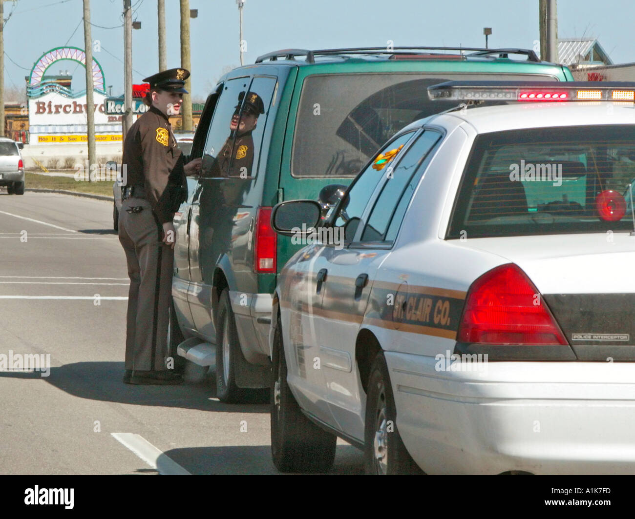 Polizistin fährt Auto für Verkehrsvergehen Stockfoto