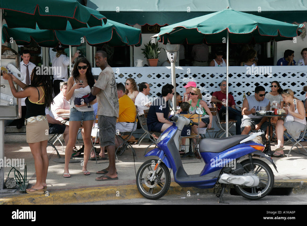 Miami Beach Florida, South Beach, Ocean Drive, Außenterrasse mit Tischen, Restaurants, Restaurants, Restaurants, News Cafe, Motorroller-Roller, Besucher Stockfoto Miami Beach Florida, South Beach, Ocean Drive, Außenterrasse mit Tischen, Restaurants, Restaurants, Restaurants, News Cafe, Motorroller-Roller, Besucher Stockfoto