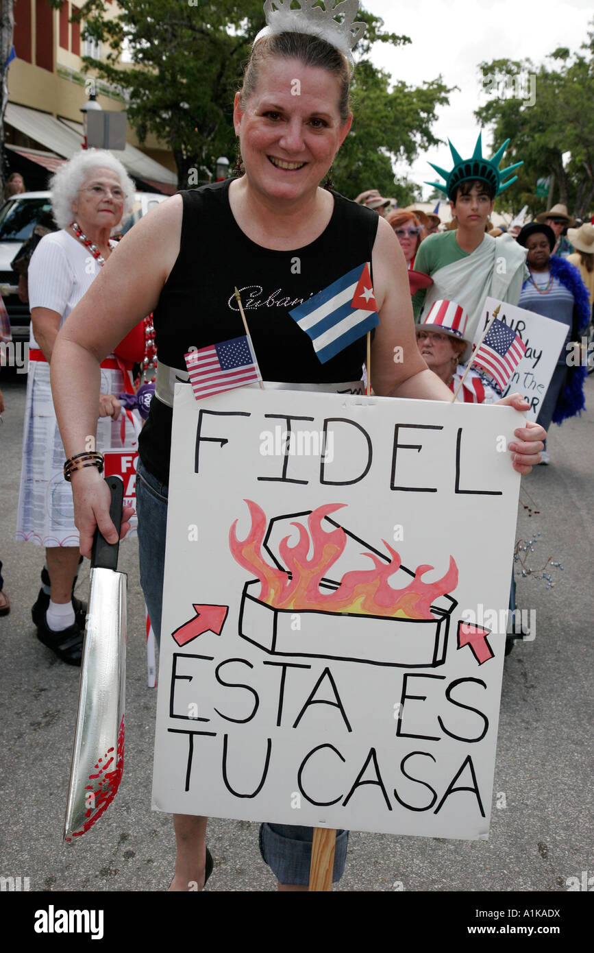 Florida Coconut Grove, King Mango Strut, jährliche Satire Parade, lustig, Humor, humorvoll, Humor, humorvoll, Parodie, Schild, Logo, Spanisch, Fidel Castro, Besucher Stockfoto