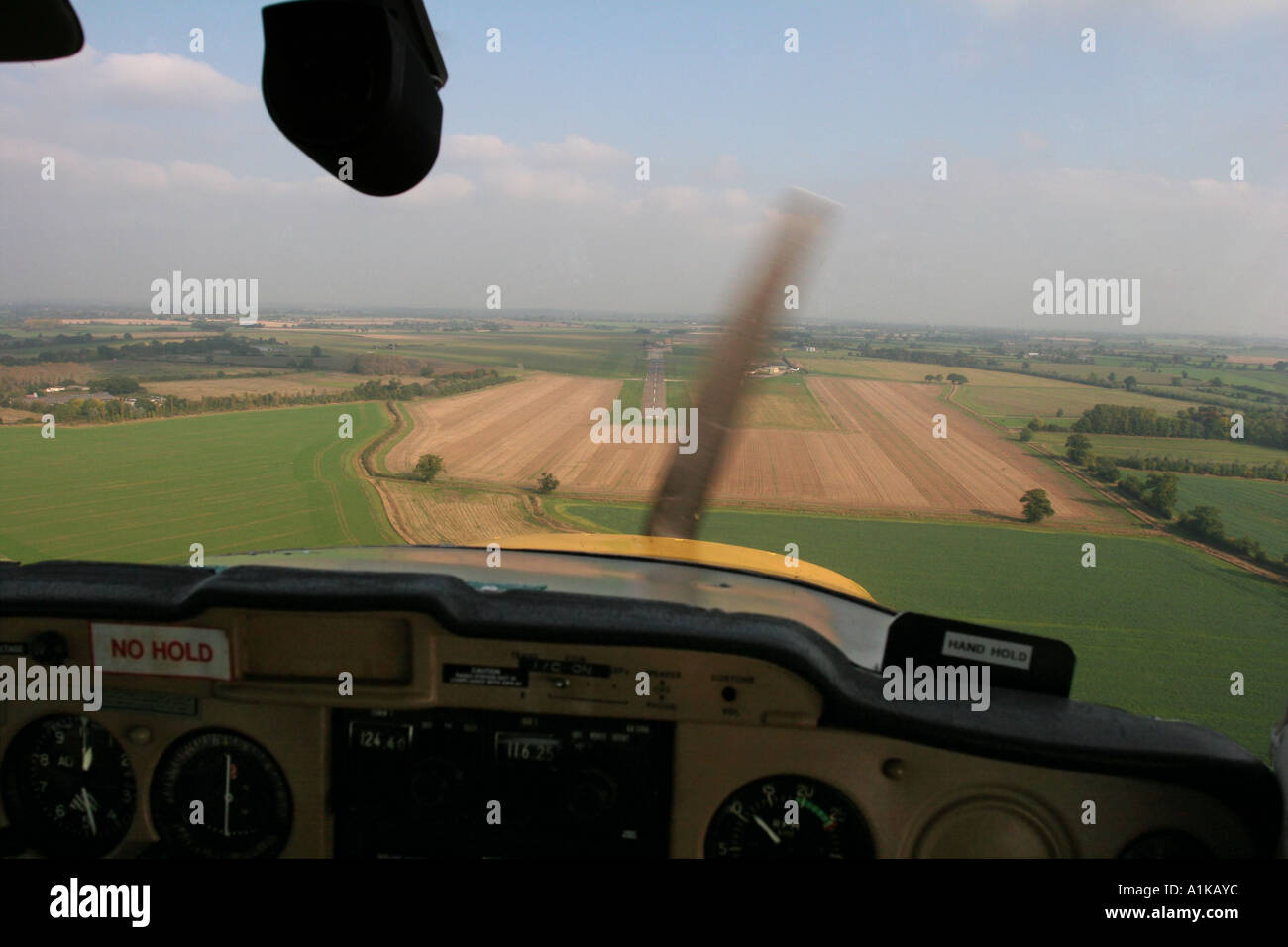 landet ein kleines einzelnes engined Flugzeug auf dem alten Buckenham Flugplatz, Suffolk, Großbritannien. Stockfoto